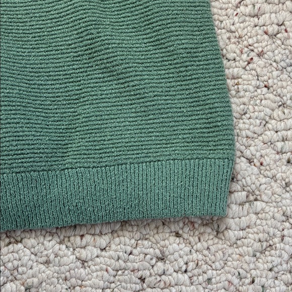 Chelsea & Theodore Green Thick Turtleneck Pullover Sweater with Ribbed Hem - Picture 2 of 8